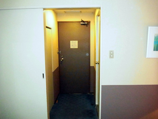 部屋の前