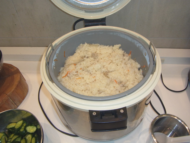 伊達産鶏とごぼうの旨みがきいた炊き込みご飯