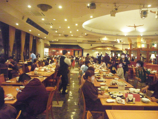 夕食会場４